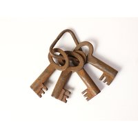 Set Mit Vier | 4 Alten Verrosteten Schlüsseln, Vintage Metall Eisen Schlüsselbund, Antiken Skelett Schlüsseln von HarveysBarn