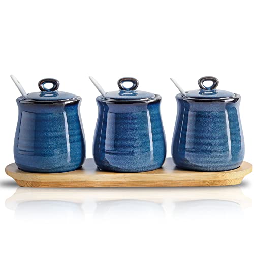 Hasense Porzellan-Gewürzbehälter, 284 ml, Gewürzbehälter mit Deckellöffel und Bambustablett, kleine Salz-Zucker-Pfeffer-Gewürztöpfe, 3er-Set, Keramik-Gewürzbehälter für Zuhause, Küche, Theke (blau) Hasense Porzellan-Gewürzbehälter, 284 ml, Gewürzbehälter mit Deckellöffel und Bambustablett, kleine Salz-Zucker-Pfeffer-Gewürztöpfe, 3er-Set, Keramik-Gewürzbehälter für Zuhause, Küche, Theke (blau) von Hasense