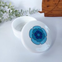 Dose Milchglas Deckel Blume Blau Vintage 70Er Deckeldose Dose Milchglas Deckel Blume Blau Vintage 70Er Deckeldose von HashtagVintageEsmee