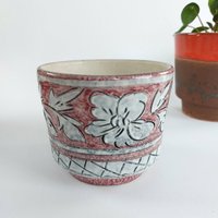 Übertopf Es Keramik Ritzdekor Rosa Rot Weiß Blumen Dekor Blumendekor von HashtagVintageEsmee
