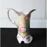 Ein Vintage Keramikkrug Grün Mit Rosendesign Ein Vintage Keramikkrug Grün Mit Rosendesign von HatteDesign