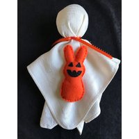 Vintage Leinen Hängenden Kaninchen Geist, Ostern, Springoween, Stoff Geist Dekoration, Gruseligen Halloween-Geist von HauntedHeikaHandmade