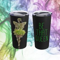 Be That Queen | Reise Kaffeebecher 20Oz Halloween Goth Empowerment Lustiges Skelett von HausDraculis