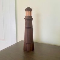 Handgefertigter Leuchtturm Aus Nussbaumholz Mit Kupferlinse - Maritime Dekoration von HauskaaVT