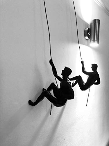 Haute Collage Bronze Klettern Abseilen Duo Hanging Ornaments Figures Set von Zwei Kletterern Wandkunst Wandbehang Mann mit Drahtseil von Haute Collage