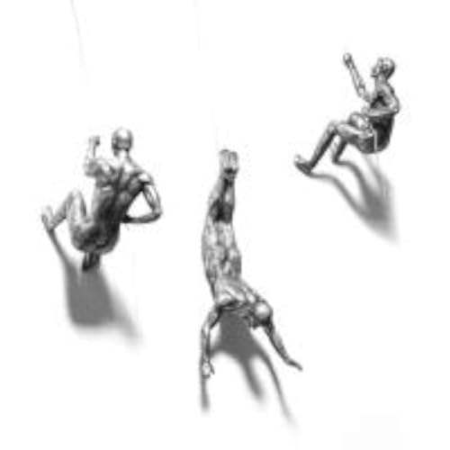 Trio of Climbing Men 3 x große Antik Silber Klettern Abseilen hängende Ornamente Figuren Set von 3 Wandbehang Figuren Skulptur Wandkunst Harz und Bungee Jumping von Haute Collage