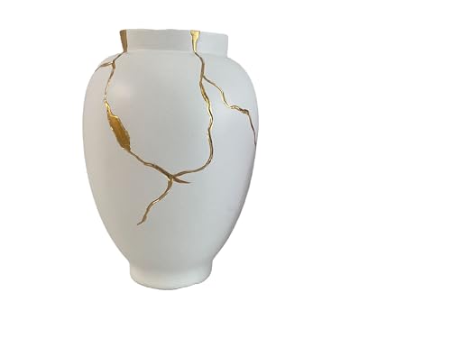 Weiße und goldene Vase, inspiriert von Kintsugi japanischer Kunst, konisch, klassische Tasche, Blumenvase für Trockenblumen-Dekoration (klassisch) von Haute Collage