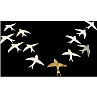Sky Is The Limit - Vogelschwarm Weiß Silber Gold Moderne Skulptur Geeignet Für Innen Außen Badezimmer Wandbehang von HauteCollageLondon