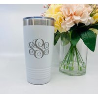 Monogramm Reisekaffeetasse Laser Gravierte 20 Unzen Becher von HautePinkCreations