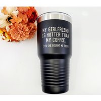 Valentinstag Reisebecher "Meine Freundin Ist Heißer Als Mein Kaffee" von HautePinkCreations