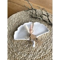 Kleiner Gingko Blatt Dekoteller Deko Teller Schale Aus Raysin Weiss Wohnen Dekotablett Tablett Dekoschale Gingkoblatt Trockenblumen Rosa von Havelpraesente
