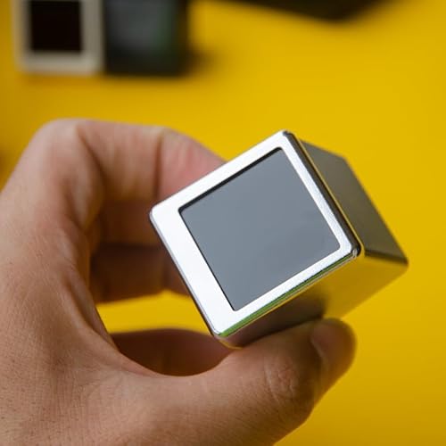 Miniatur-Digitaluhr mit TFT-LCD-Bildschirm, integriert animierte GIFs für ansprechende visuelle Erfahrung zu Hause oder im Büro (Silber) von HavenDomicile