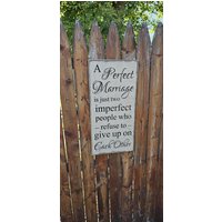 Benutzerdefinierte Geschnitztes Holzschild - "Eine Perfekte Ehe Ist Nur Zwei Unvollkommene Menschen, Die Sich Weigern, Einander Aufzugeben" von HayleesCloset