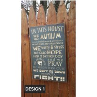 Custom Geschnitztes Holzschild Aus Holz - „In This House We Do Autism ... Don't Go Down Without A Fight" von HayleesCloset