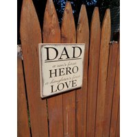 Custom Geschnitztes Holzschild - "Dad A Sons First Hero Tochter Erstliebe" von HayleesCloset