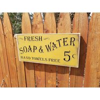 Custom Geschnitztes Holzschild - "Fresh Soap & Water ... Hand Handtücher Free" von HayleesCloset