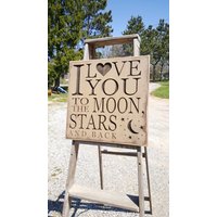Custom Geschnitztes Holzschild - "I Love You To The Moon Stars & Back" von HayleesCloset