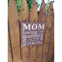 Custom Geschnitztes Holzschild - "Mom, Liebevoll, Lustig, Selbstlos ..." von HayleesCloset