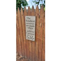 "Geschnitztes Hölzernes Schild "The Fondest Memories Are Made When Gathered Round The Table" "Geschnitztes Hölzernes Schild "The Fondest Memories Are Made When Gathered Round The Table" von HayleesCloset