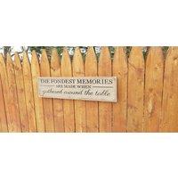 "Geschnitztes Hölzernes Schild "The Fondest Memories Are Made When Gathered Round The Table" "Geschnitztes Hölzernes Schild "The Fondest Memories Are Made When Gathered Round The Table" von HayleesCloset