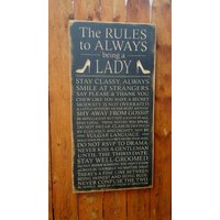 "Geschnitztes Hölzernes Schild - "The Rules To Almers Be A Lady ..." von HayleesCloset