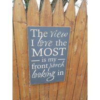 "Geschnitztes Hölzernes Schild "The View I Love The Most Is My Front Porch Looking In" - Lonestar Text "My Porck In"." von HayleesCloset