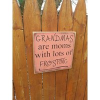 "Geschnitztes Holzschild "Grandmas Are Moms With Lots Of Frosting" von HayleesCloset