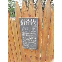 Geschnitztes Schild Aus Holz - Pool Rules, Flip Flops, Suncreme, Splash von HayleesCloset