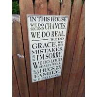 Individuell Geschnitztes Holzschild Aus Holz - „In This House We Do Second Chances ..." von HayleesCloset