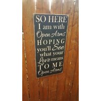 "Individuell Geschnitztes Holzschild "So Here I Am With Open Arms, Hoping You'll See What Your Love Means To Me" - "Open Arms" Aus Der Reise" "Individuell Geschnitztes Holzschild "So Here I Am With Open Arms, Hoping You'll See What Your Love Means To Me" - "Open Arms" Aus Der Reise" von HayleesCloset