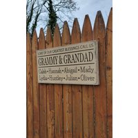 "Personalisierte Familie Geschnitztes Holzschild - "Einige Unserer Größten Segen Rufen Uns An ..." von HayleesCloset