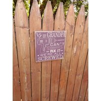 "Personalisiertes Geschnitztes Holzschild - "If Grandpa Can't Fix It, We're All Screwed" von HayleesCloset