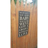 "Wunderschönes Holzschild "Wouldn't You Agree Baby & Me We've Got A Groovy Kind Of Love" Von The Mindbenders, Phil Collins." von HayleesCloset