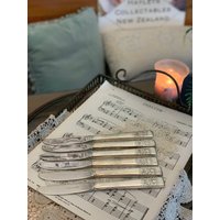 Set Von 6 Gemeinschafts-Luncheon-Messern - Krönungsmuster Vintage Besteck Alte Silberne Tafelmesser Silber von HayleysCollectables