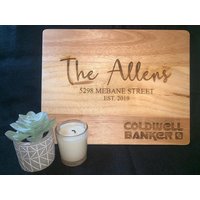Familienname Und Adresse - Schneidebrett Perfekt Für Einweihungsgeschenk Makler Oder Immer von HazelGroveCustoms