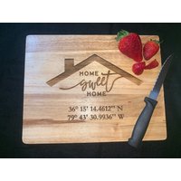 Home Sweet W/Koordinaten - Schneidebrett Perfekt Für Makler Oder Realtor Einweihungsgeschenk Home Sweet W/Koordinaten - Schneidebrett Perfekt Für Makler Oder Realtor Einweihungsgeschenk von HazelGroveCustoms