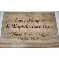 Liebe, Lachen & Happily Ever After Graviertes Schneidebrett - Mehrere Größen Perfekt Für Eine Hochzeit Oder Einen Jahrestag von HazelGroveCustoms