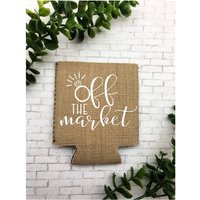 Off The Market Dosenkühler - Perfekt Für Die Braut Oder Verheiratete Freundin Sag Der Welt, Dass Du Vergeben Bist von HazelGroveCustoms