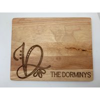 Single Initial Schneidebrett Mit Nachname von HazelGroveCustoms