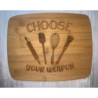 Wählen Sie Ihre Waffe Küchen Schneidebrett Wählen Sie Ihre Waffe Küchen Schneidebrett von HazelGroveCustoms