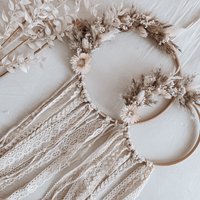 Makramee Boho Traumfänger Mit Trockenblumen - Schöne Deko Für Das Kinderzimmer, Als Türkranz Oder Auch Hochzeitsgeschenk von HazelandBeck