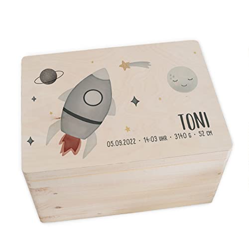 HELLOMINI Personalisierte Erinnerungsbox Baby - Erinnerungskiste mit Namen aus Holz - Holzkiste mit Deckel zur Geburt für Mädchen & Jungen - Babygeschenke Aquarell Motiv (30x20x14cm, Rakete) von HeLLo mini