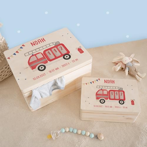 hellomini Personalisierte Erinnerungsbox Baby - Erinnerungskiste mit Namen aus Holz - Geschenk zur Geburt für Mädchen & Jungen - Babygeschenke (Feuerwehr, L: 40x30x23cm) von hellomini