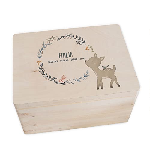 HELLOMINI Personalisierte Erinnerungsbox Baby - Erinnerungskiste mit Namen aus Holz - Holzkiste mit Deckel zur Geburt für Mädchen & Jungen - Babygeschenke Aquarell Motiv 40x30x23cm, Rehkitz) von HeLLo mini