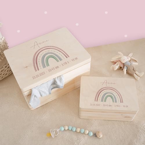hellomini Personalisierte Erinnerungsbox Baby - Erinnerungskiste mit Namen aus Holz - Geschenk zur Geburt für Mädchen & Jungen - Babygeschenke (Regenb. rosa, S: 30x20x14cm) von hellomini