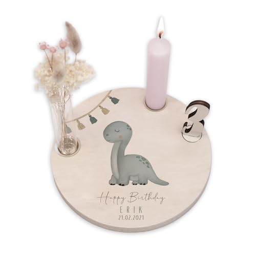 Personalisierter Geburtstagsteller aus Holz mit Kerzenhalter, Vase & Jahres Zahlen - Geburtstagsdeko mit Name - 1. Geburtstag Baby & Kinder Geschenk - ⌀16 cm x 12mm - hellomini (Dino) von hellomini
