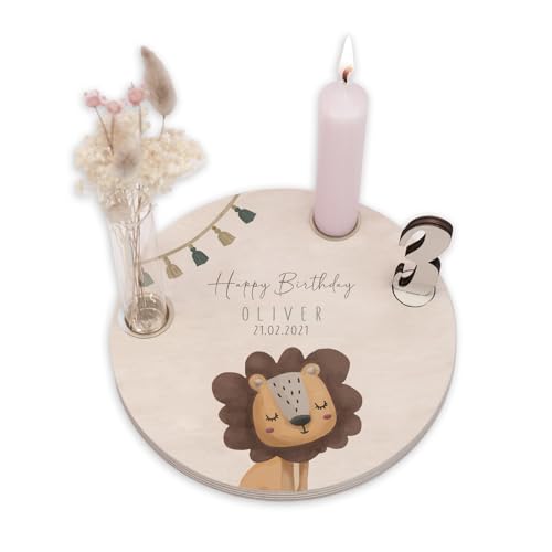 Personalisierter Geburtstagsteller aus Holz mit Kerzenhalter, Vase & Jahres Zahlen - Geburtstagsdeko mit Name - 1. Geburtstag Baby & Kinder Geschenk - ⌀16 cm x 12mm - hellomini (Löwe) von hellomini