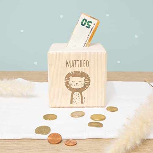 Personalisierte Kinder Spardose mit Namen aus Holz Geschenk Geschenkideen zum Geburtstag zur Einschulung, Taufe, Geburt Gravur MotivSparschwein für Jungen und Mädchen hellomini (Löwe) Personalisierte Kinder Spardose mit Namen aus Holz Geschenk Geschenkideen zum Geburtstag zur Einschulung, Taufe, Geburt Gravur MotivSparschwein für Jungen und Mädchen hellomini (Löwe) von hellomini
