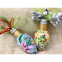 2Er Set Handbemalte Sammler Weihnachtsornamente Mit Individuellen Handgefertigten Aufhängern von HeadOverEaselStudio