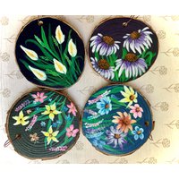 Handbemalte Holzscheibenornamente Und Handgefertigte Drahthänger Blumen in Blüte | Süße Handgemachte Geschenke Wohndeko von HeadOverEaselStudio